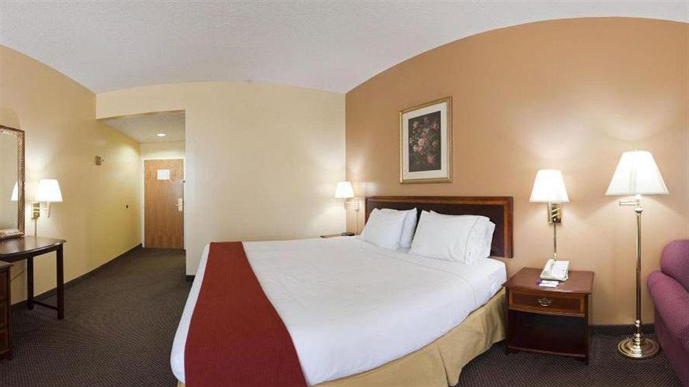 Holiday Inn Express Marshfield - Springfield Area By Ihg Exterior photo