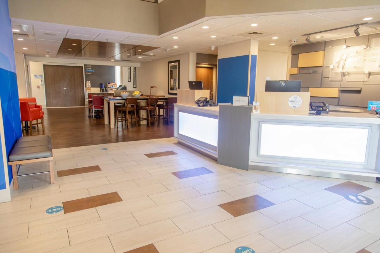 Holiday Inn Express Marshfield - Springfield Area By Ihg Exterior photo