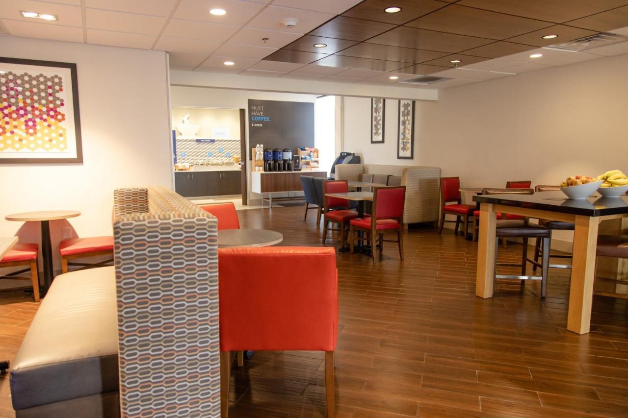 Holiday Inn Express Marshfield - Springfield Area By Ihg Exterior photo
