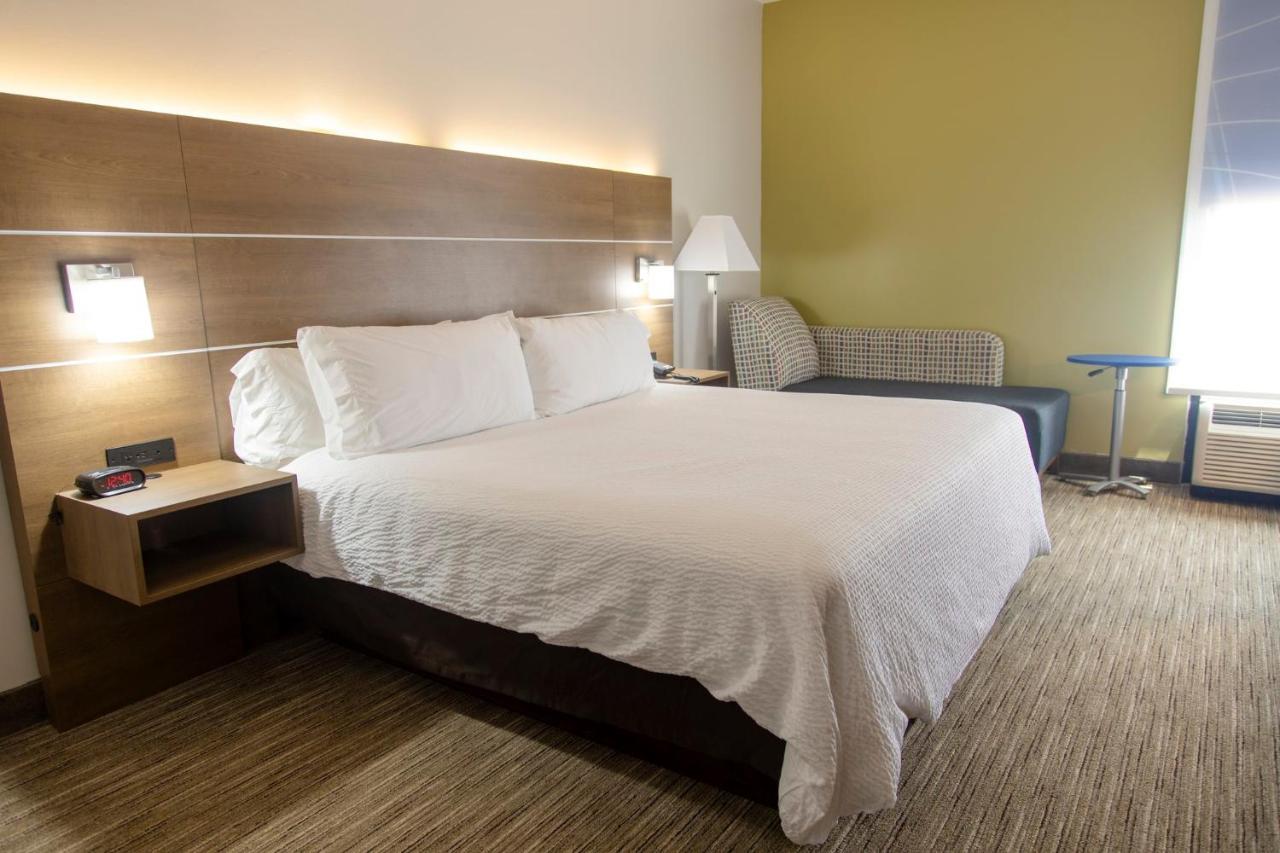 Holiday Inn Express Marshfield - Springfield Area By Ihg Exterior photo