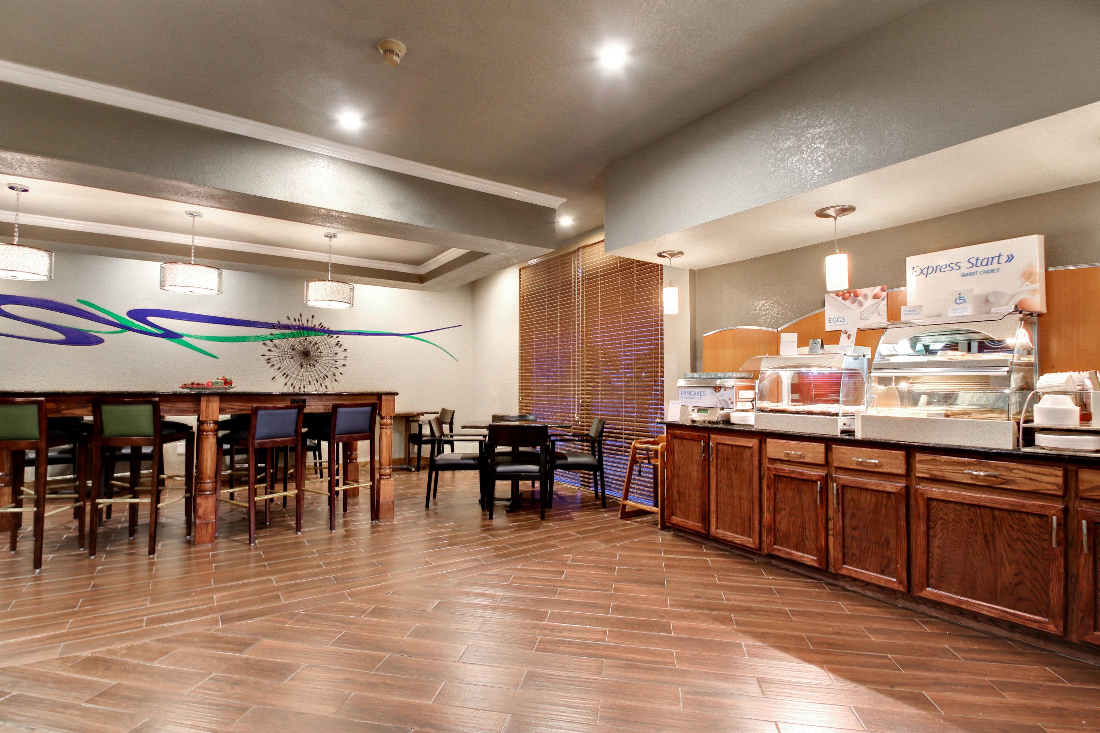 Holiday Inn Express Marshfield - Springfield Area By Ihg Exterior photo
